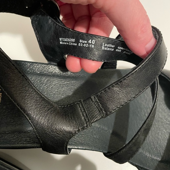 Dansko Brand Women's Julie Black Full Grain Wedge Sandal Size 40 Leather - Picture 2 of 7